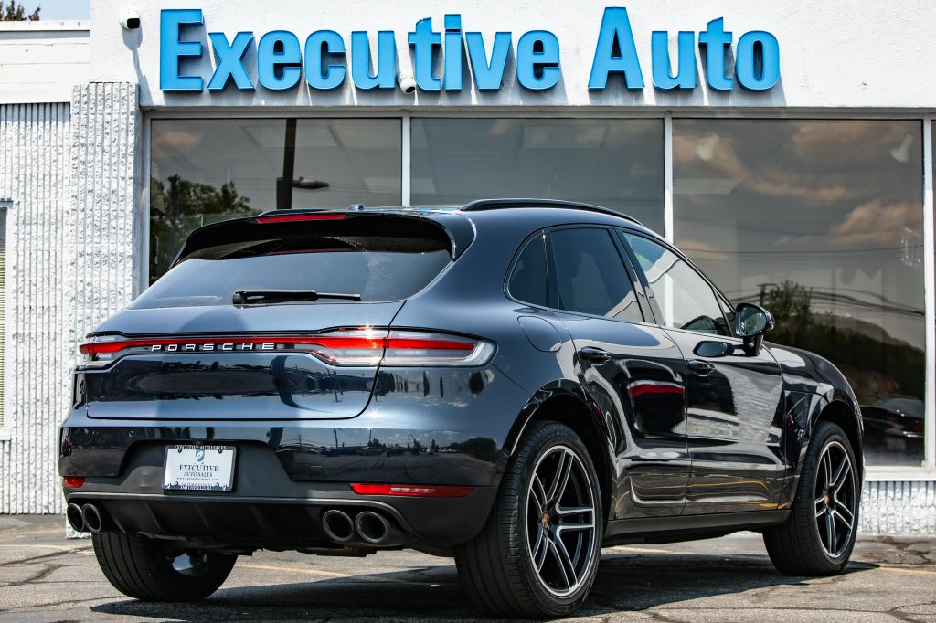 Photo 7 of this PORSCHE MACAN