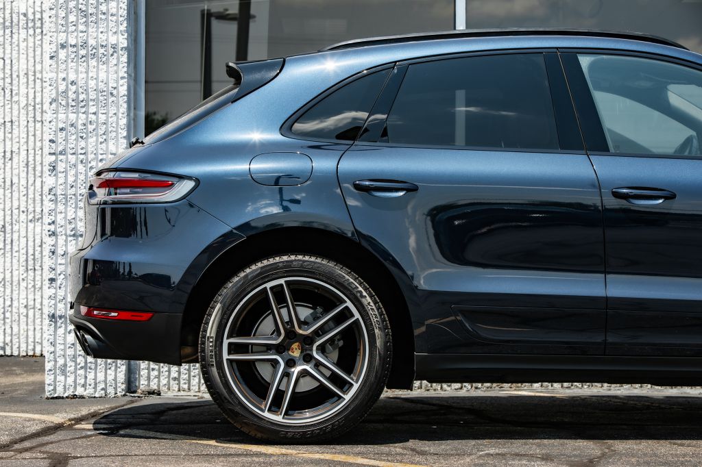Photo 9 of this PORSCHE MACAN