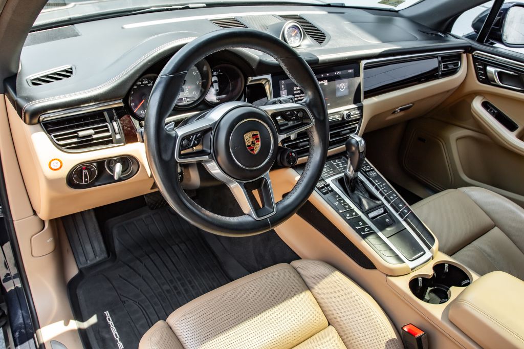 Photo 17 of this PORSCHE MACAN
