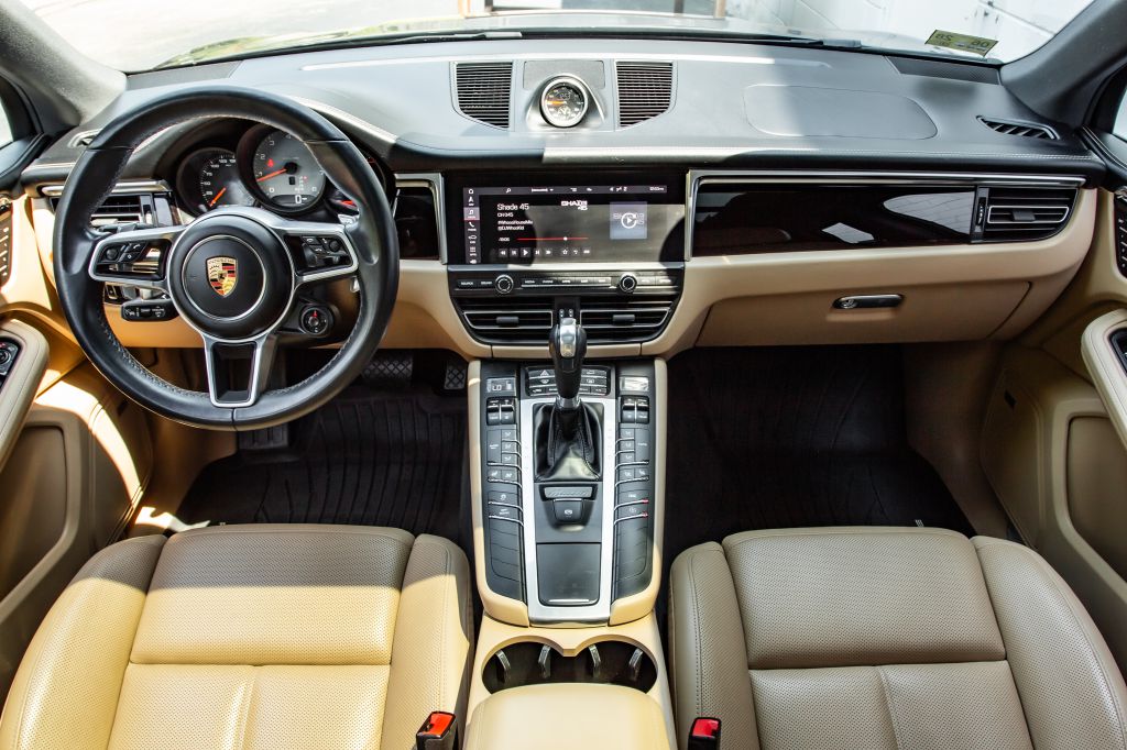 Photo 18 of this PORSCHE MACAN