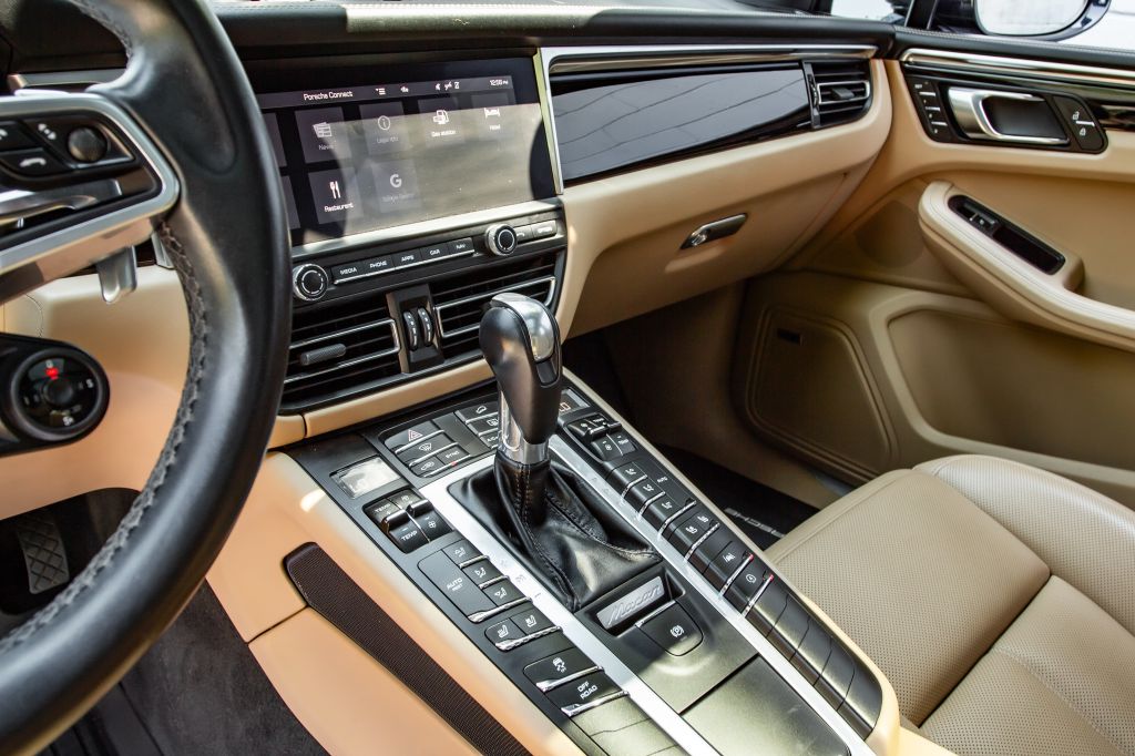 Photo 23 of this PORSCHE MACAN