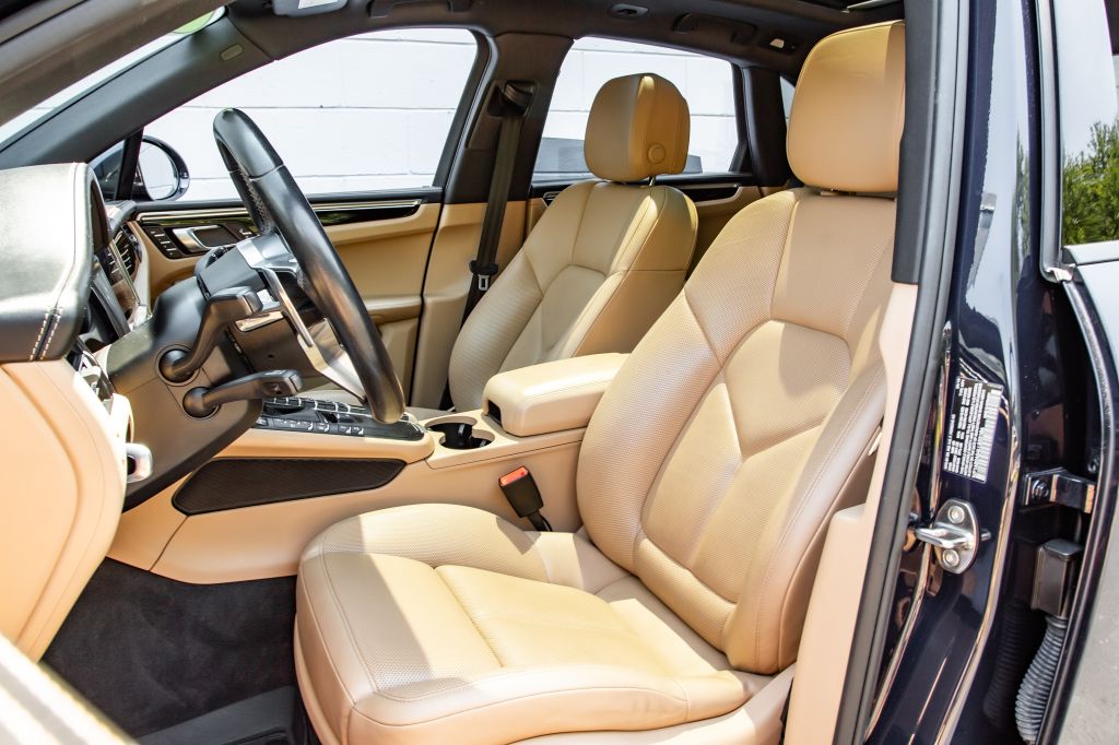 Photo 24 of this PORSCHE MACAN