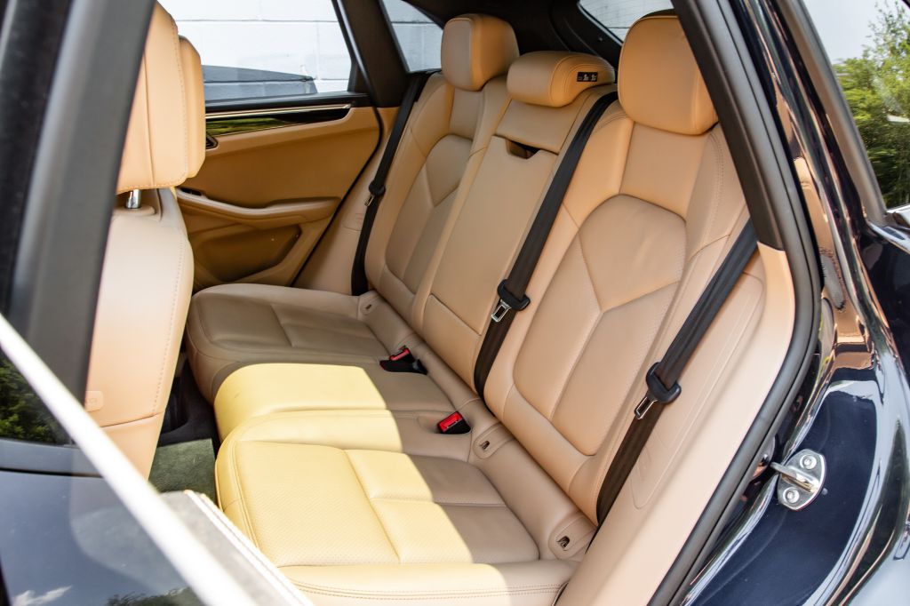 Photo 25 of this PORSCHE MACAN