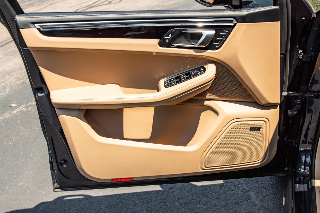 Photo 26 of this PORSCHE MACAN