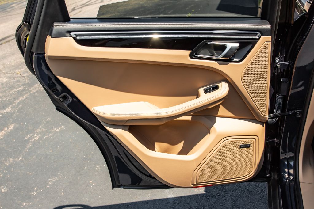 Photo 27 of this PORSCHE MACAN