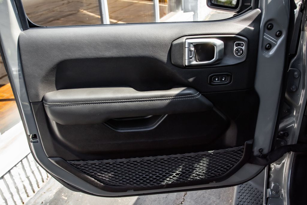 Photo 26 of this JEEP WRANGLER