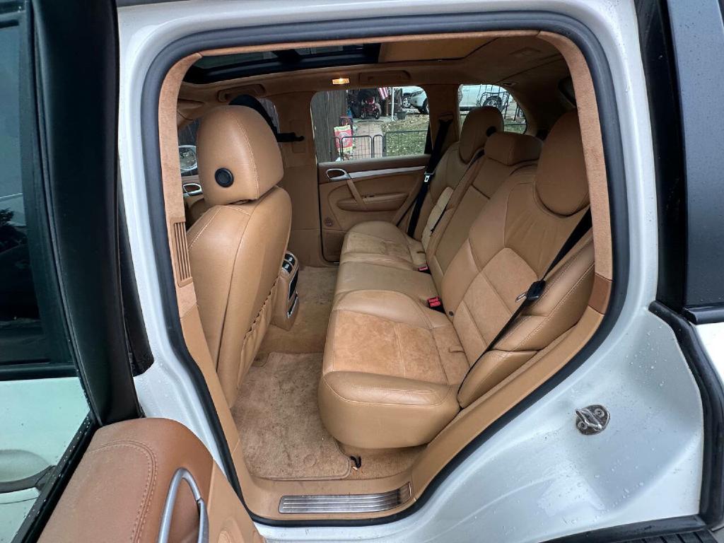 Photo 31 of this PORSCHE CAYENNE