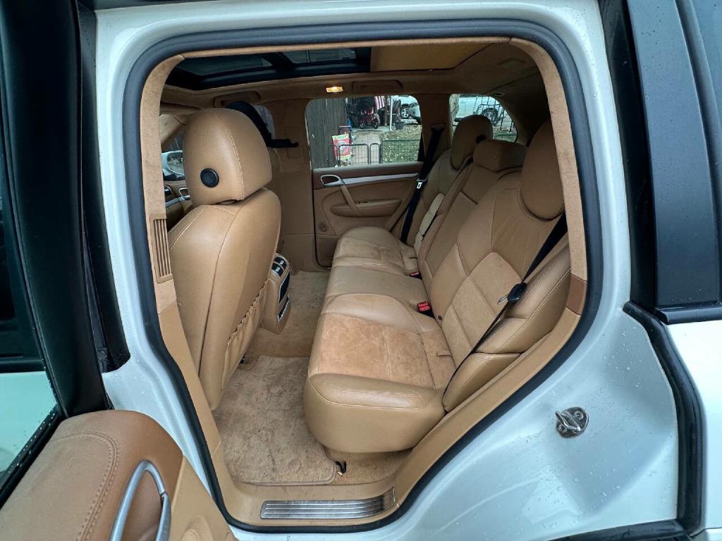 Photo 32 of this PORSCHE CAYENNE