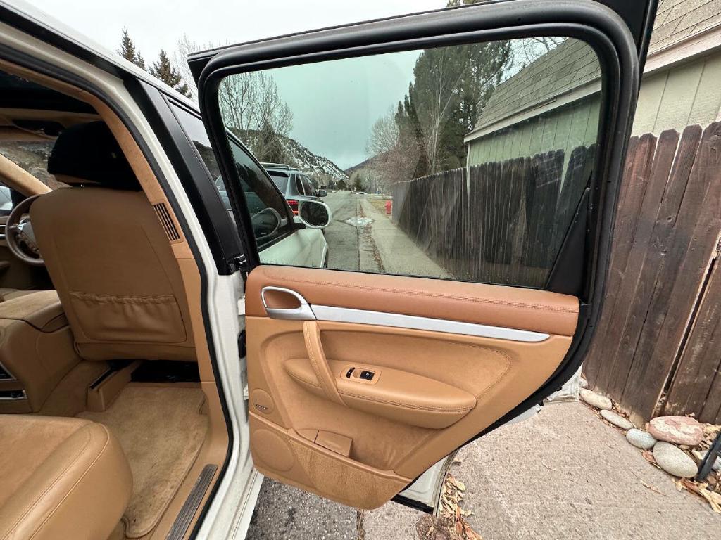 Photo 39 of this PORSCHE CAYENNE