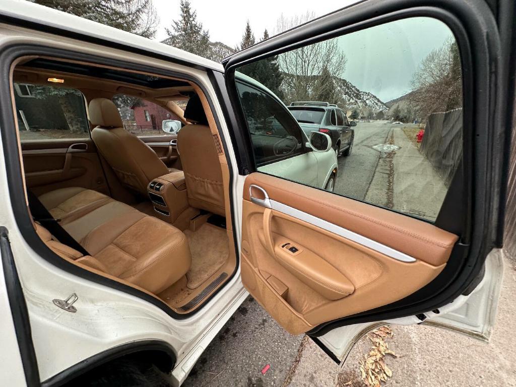 Photo 40 of this PORSCHE CAYENNE