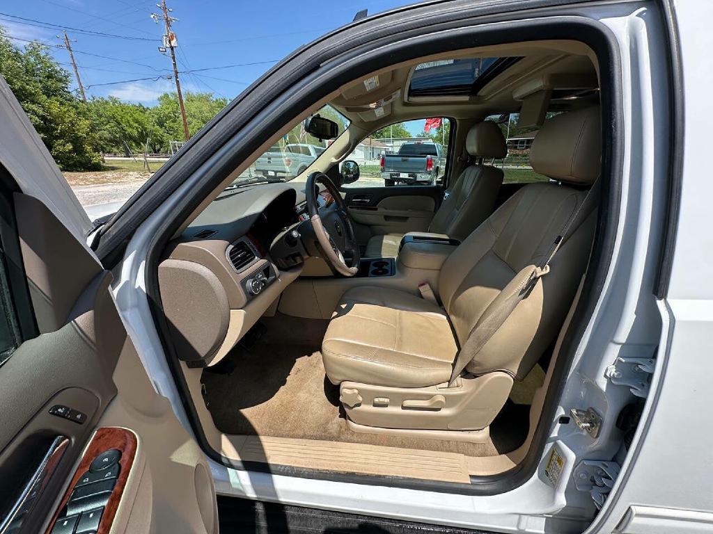 Photo 3 of this CHEVROLET SUBURBAN