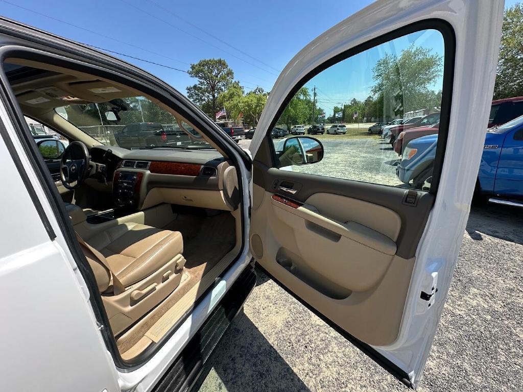 Photo 17 of this CHEVROLET SUBURBAN