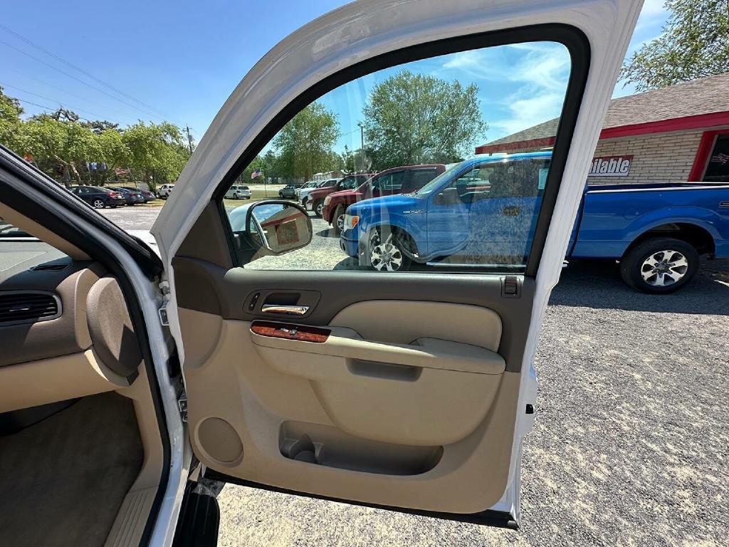 Photo 18 of this CHEVROLET SUBURBAN