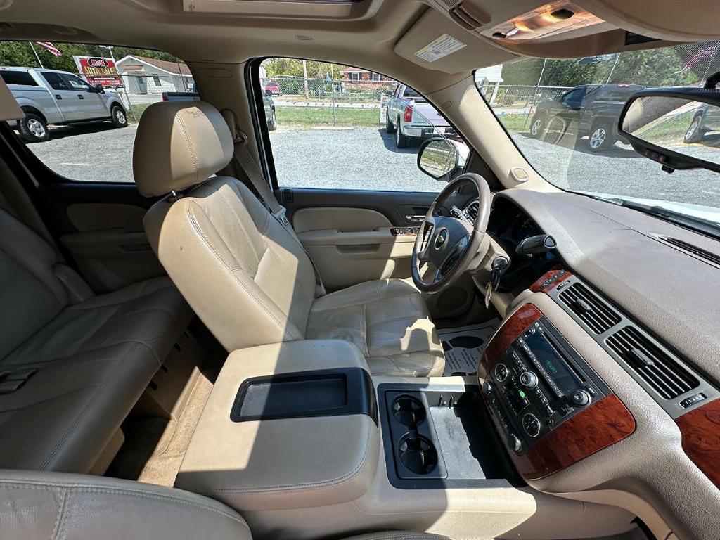 Photo 23 of this CHEVROLET SUBURBAN