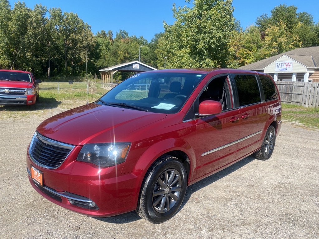 2015 CHRYSLER TOWN & COUNTRY S for sale in Eastlake, Ohio