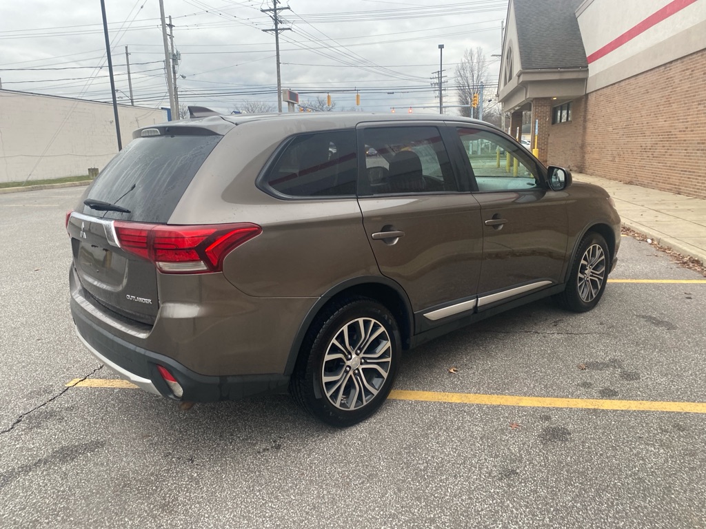 2017 Mitsubishi Outlander ES photo 5