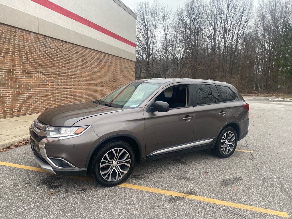 Mitsubishi Outlander's photo