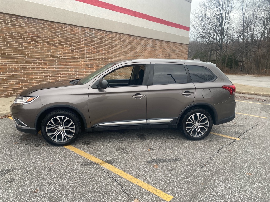 2017 Mitsubishi Outlander ES photo 2