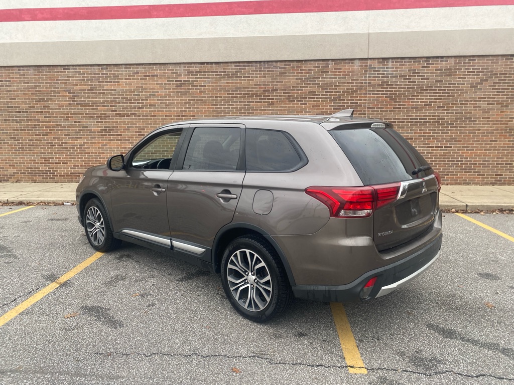 2017 Mitsubishi Outlander ES photo 3