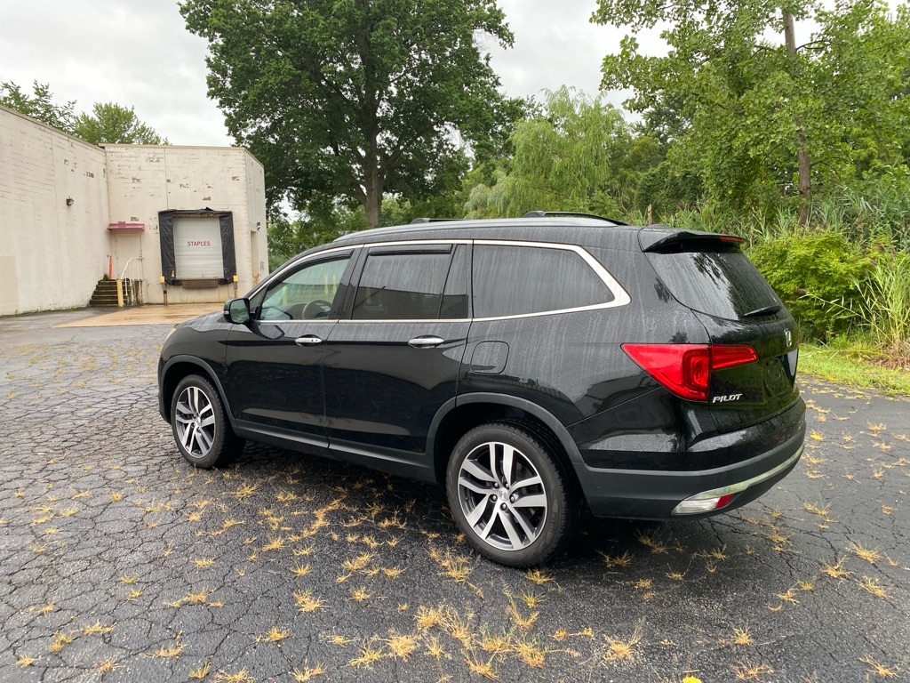 2017 Honda Pilot Elite photo 2