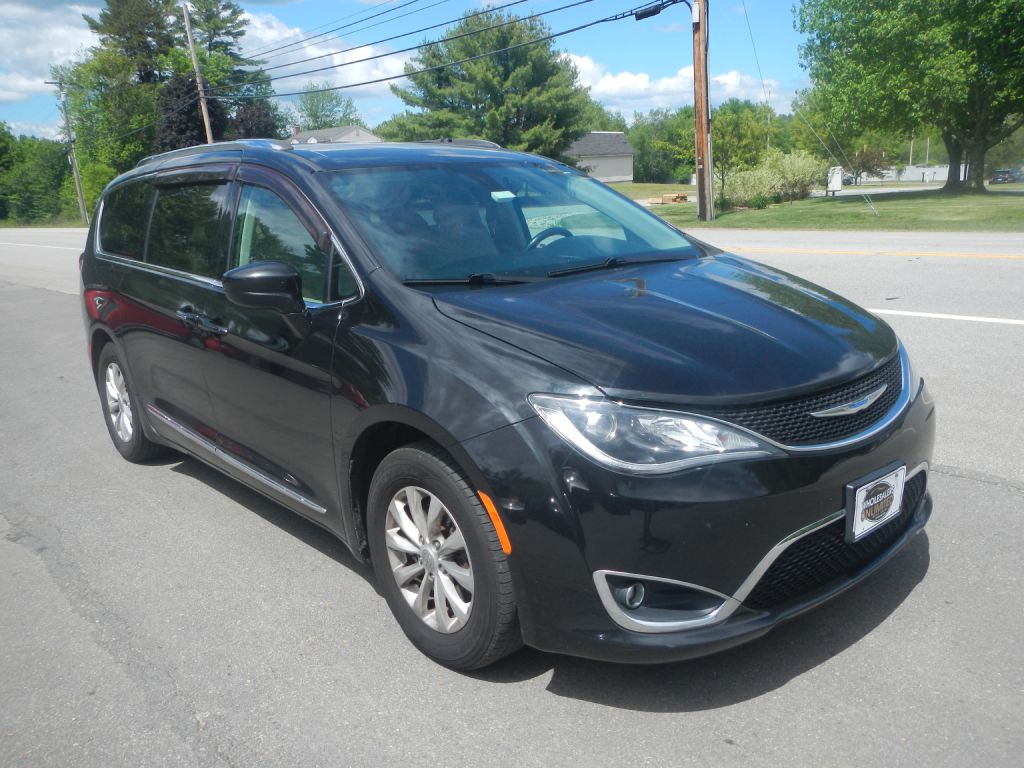 Photo 2 of this CHRYSLER PACIFICA