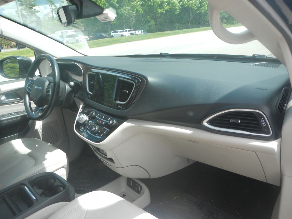 Photo 3 of this CHRYSLER PACIFICA