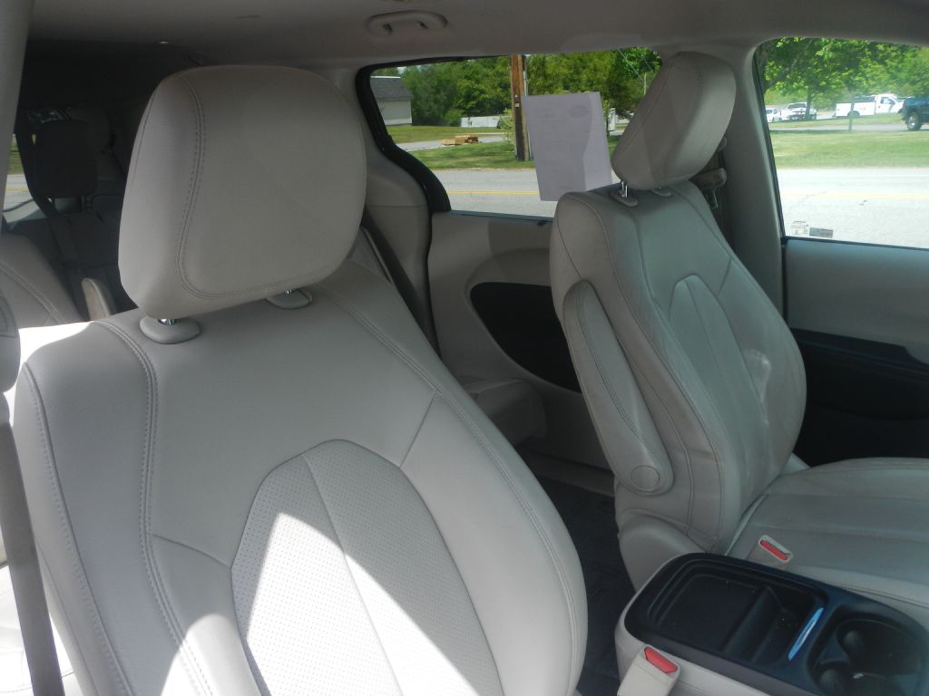Photo 4 of this CHRYSLER PACIFICA