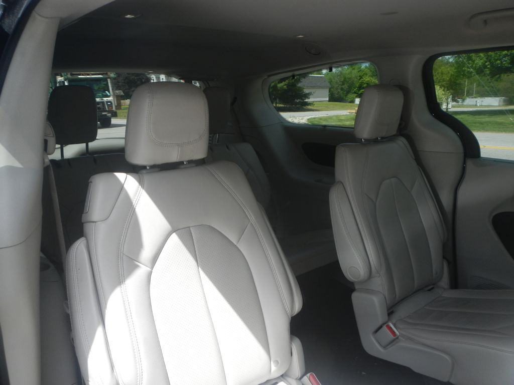 Photo 5 of this CHRYSLER PACIFICA