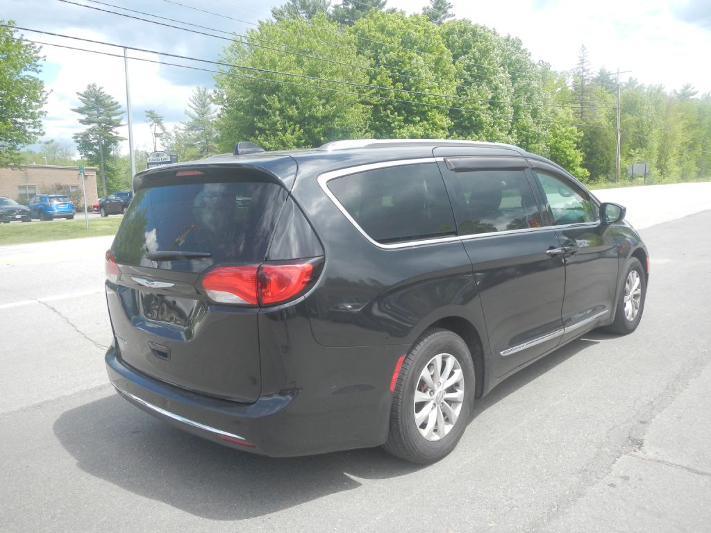 Photo 7 of this CHRYSLER PACIFICA