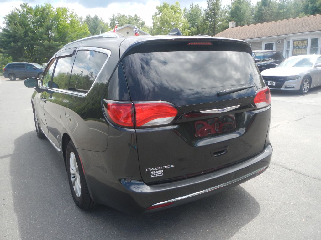 Photo 8 of this CHRYSLER PACIFICA