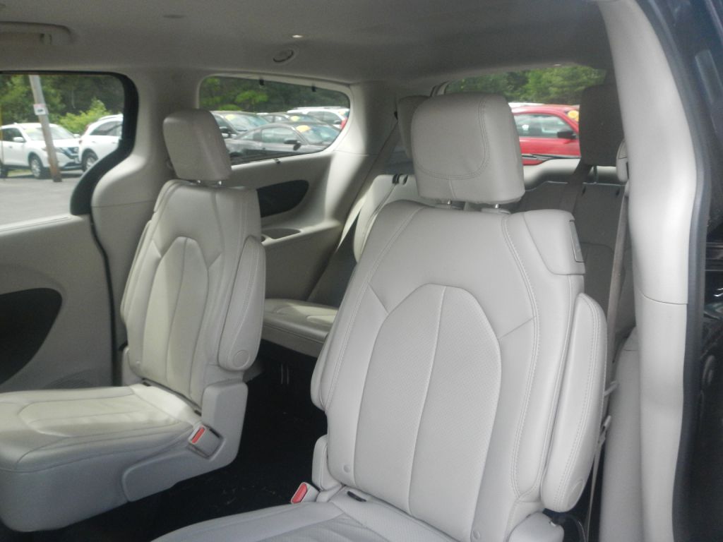 Photo 9 of this CHRYSLER PACIFICA