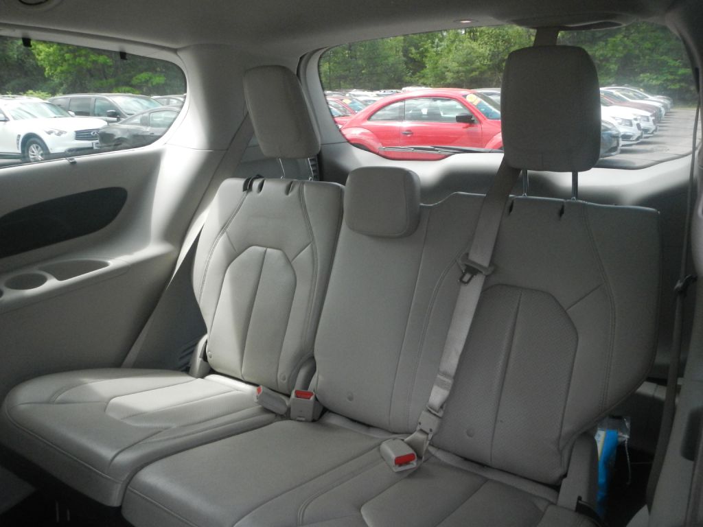 Photo 10 of this CHRYSLER PACIFICA