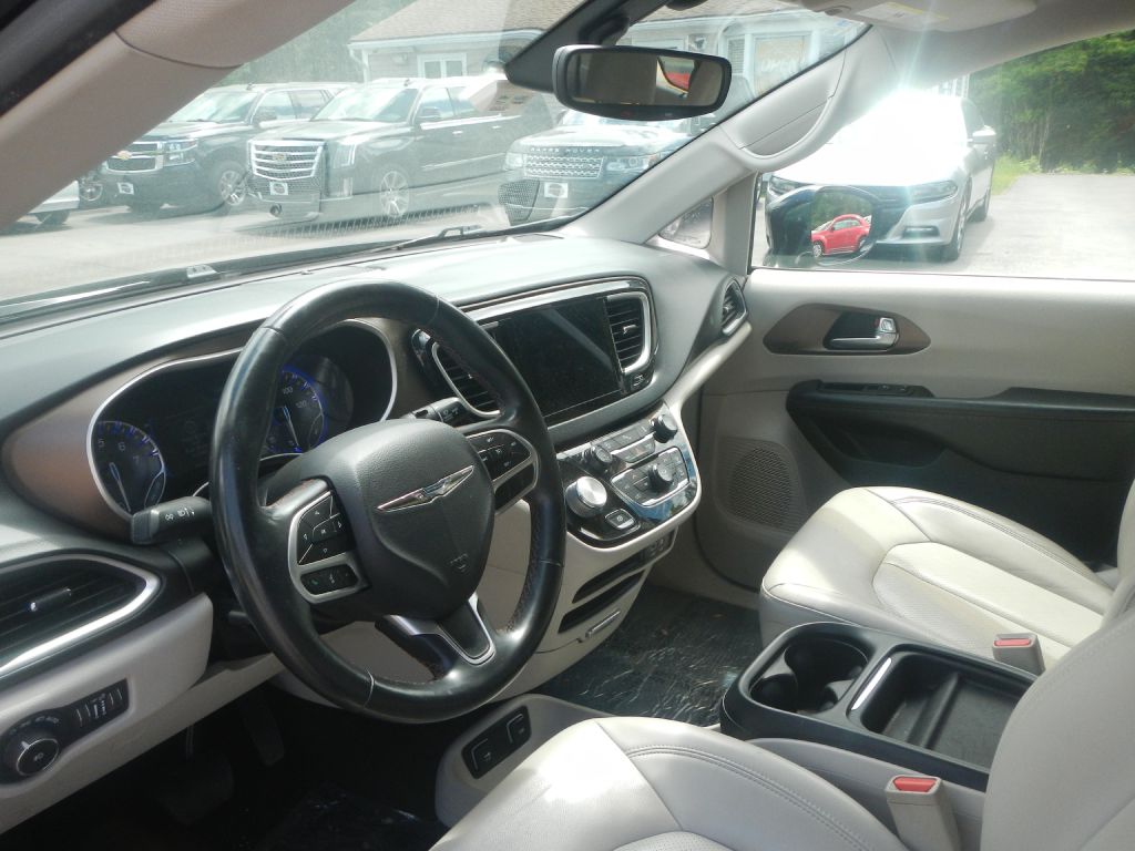 Photo 11 of this CHRYSLER PACIFICA