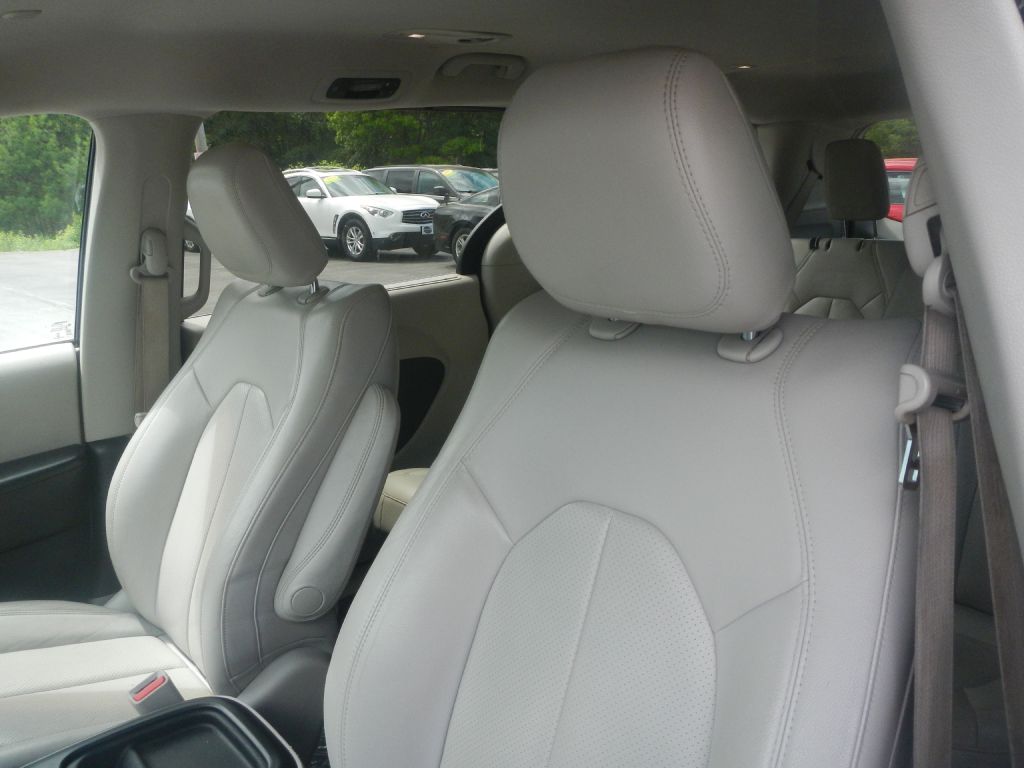 Photo 12 of this CHRYSLER PACIFICA