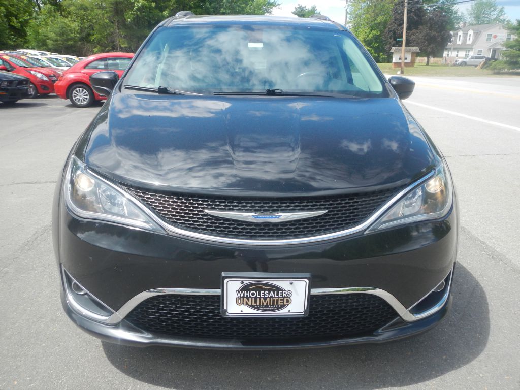 Photo 13 of this CHRYSLER PACIFICA