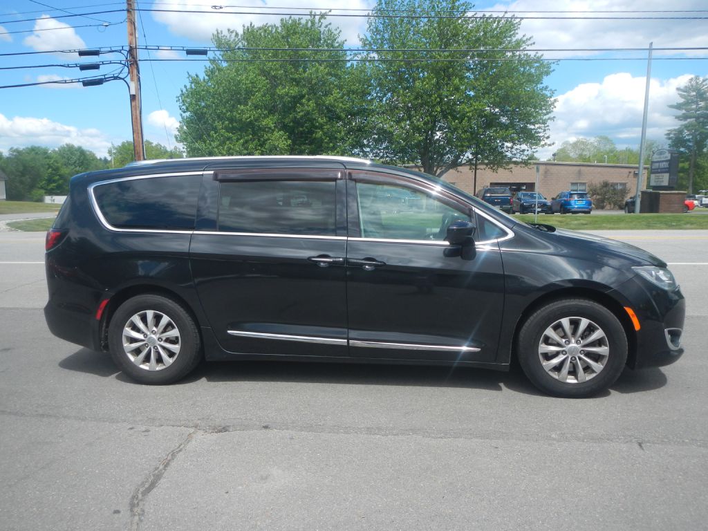 Photo 14 of this CHRYSLER PACIFICA