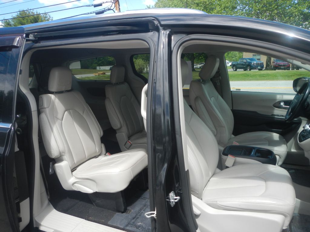 Photo 15 of this CHRYSLER PACIFICA