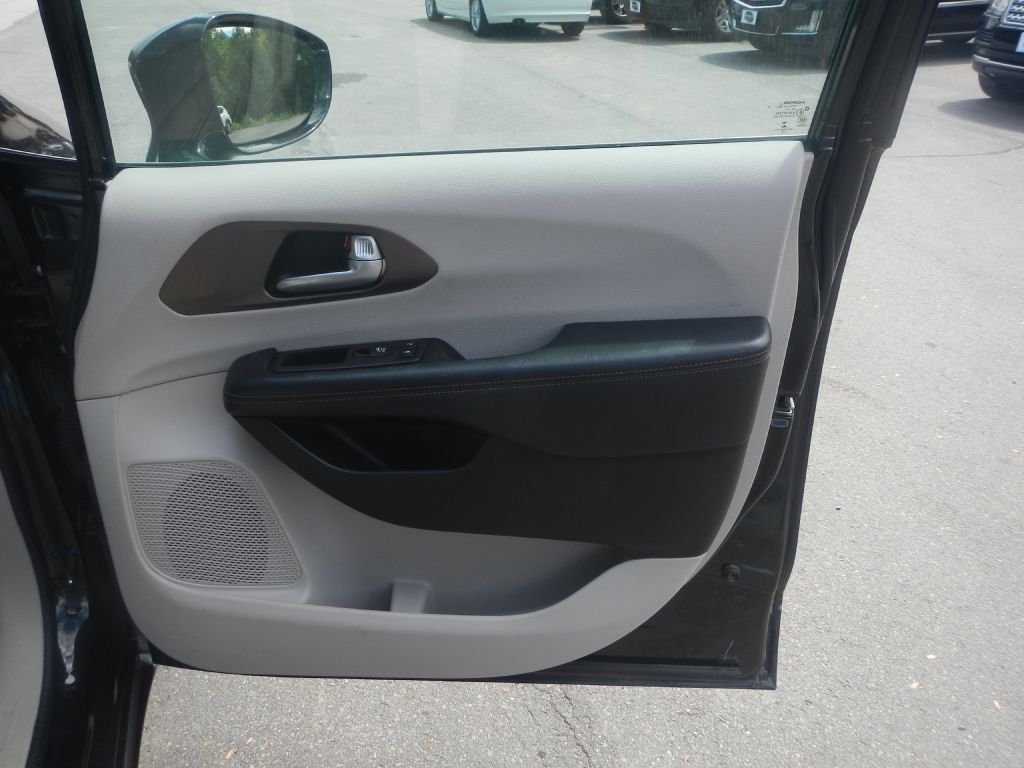 Photo 16 of this CHRYSLER PACIFICA