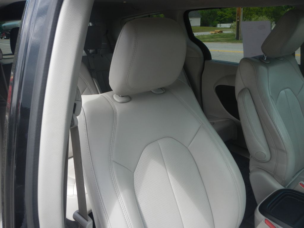 Photo 18 of this CHRYSLER PACIFICA