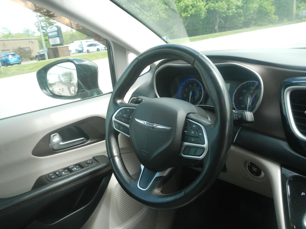 Photo 19 of this CHRYSLER PACIFICA