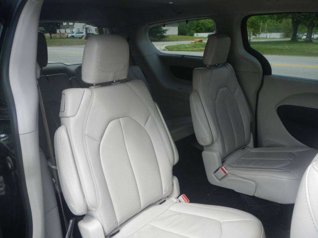Photo 21 of this CHRYSLER PACIFICA