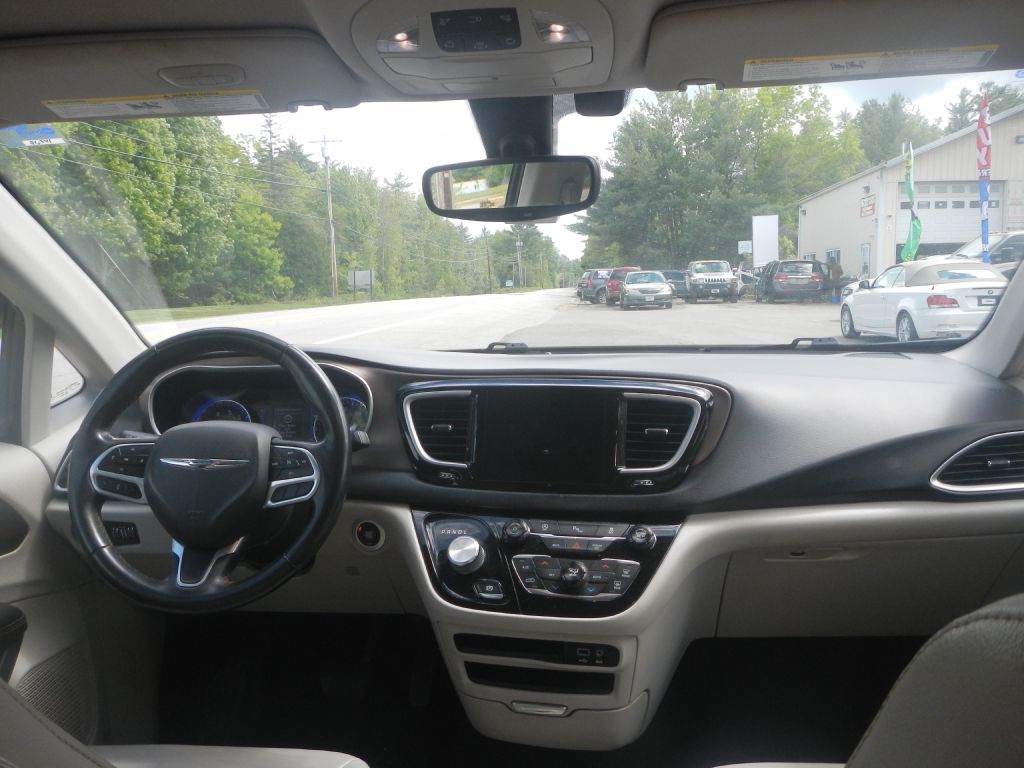Photo 23 of this CHRYSLER PACIFICA
