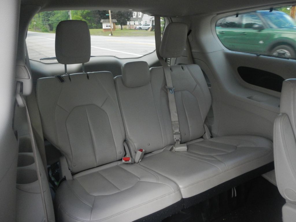 Photo 25 of this CHRYSLER PACIFICA