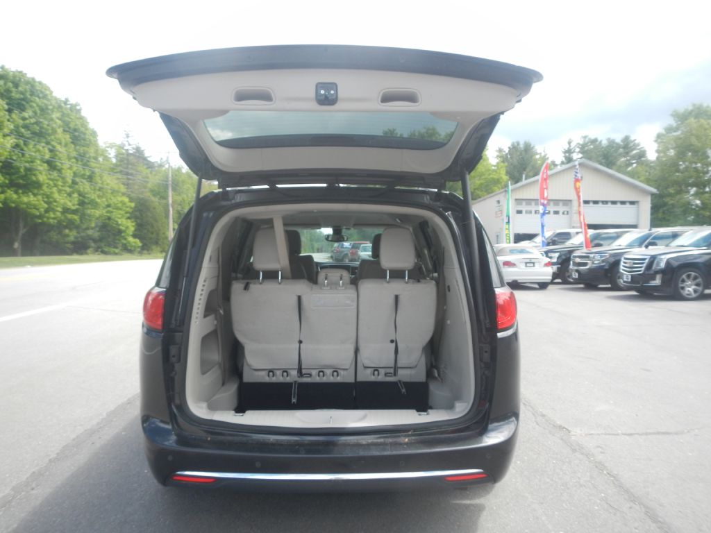 Photo 31 of this CHRYSLER PACIFICA