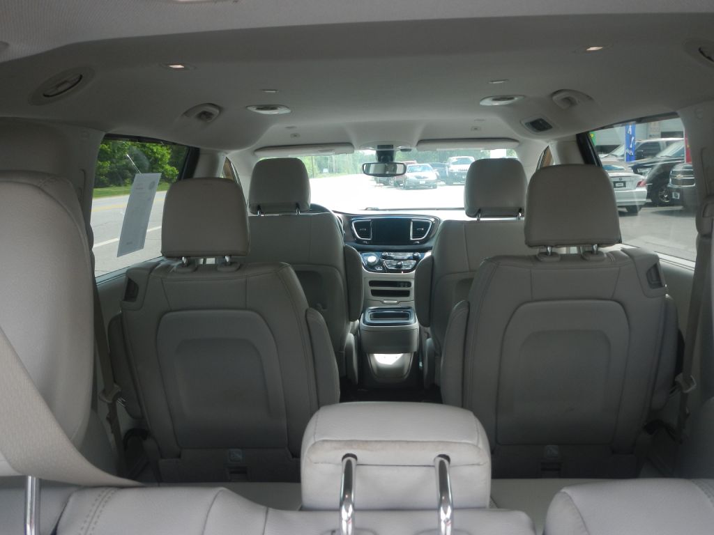 Photo 33 of this CHRYSLER PACIFICA