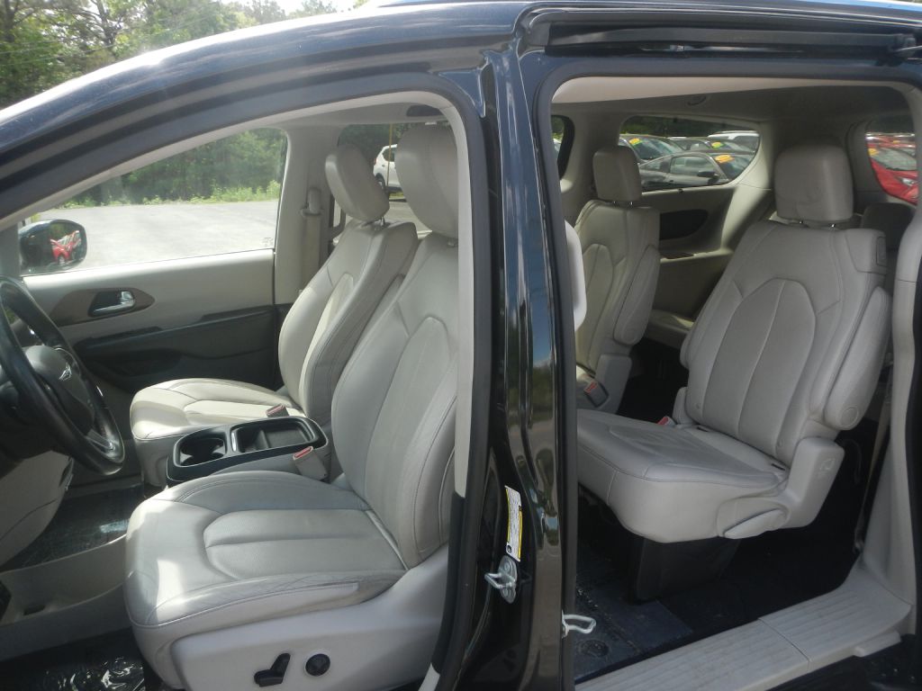 Photo 35 of this CHRYSLER PACIFICA