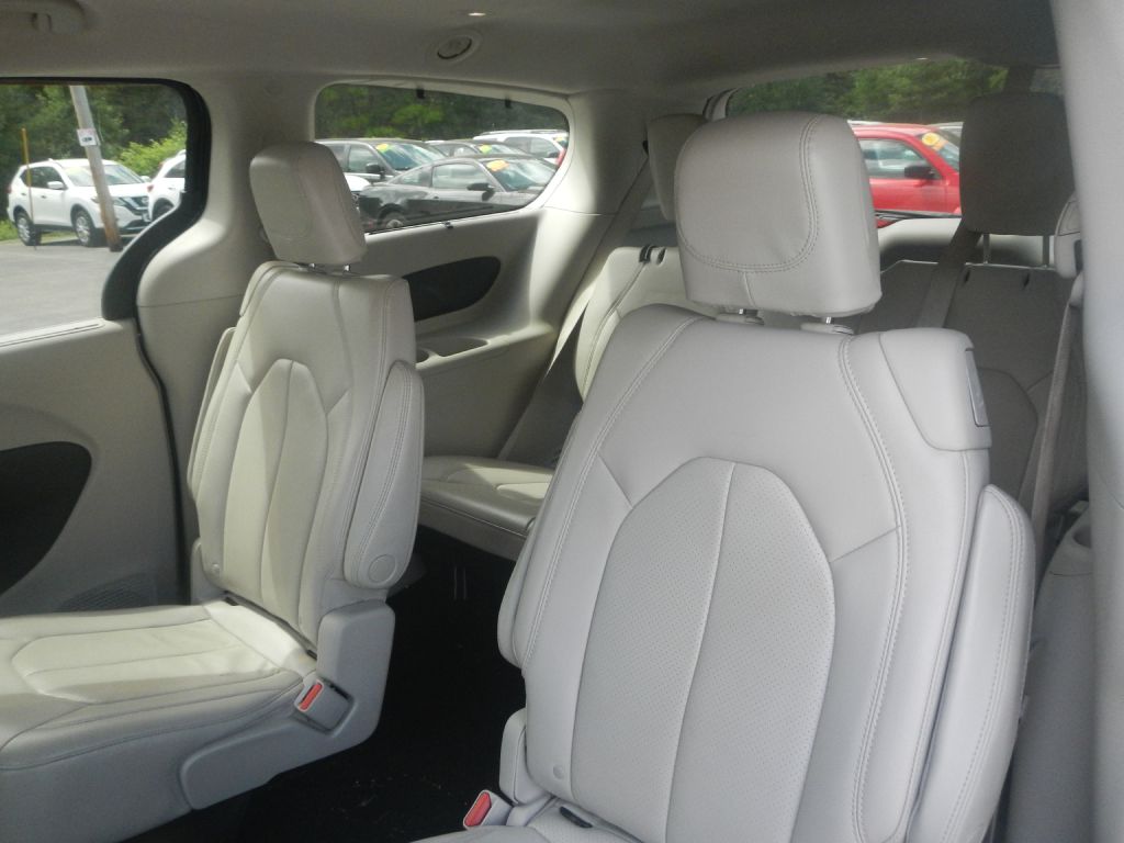 Photo 37 of this CHRYSLER PACIFICA