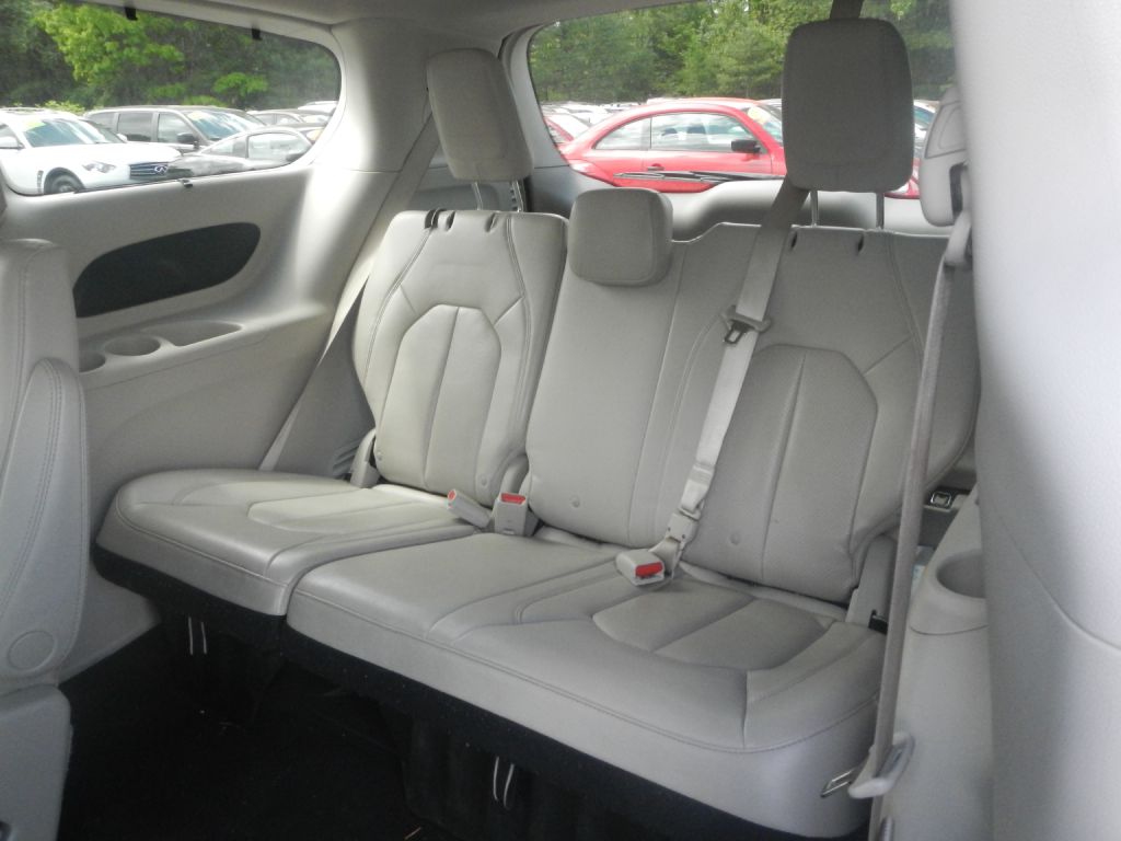 Photo 38 of this CHRYSLER PACIFICA