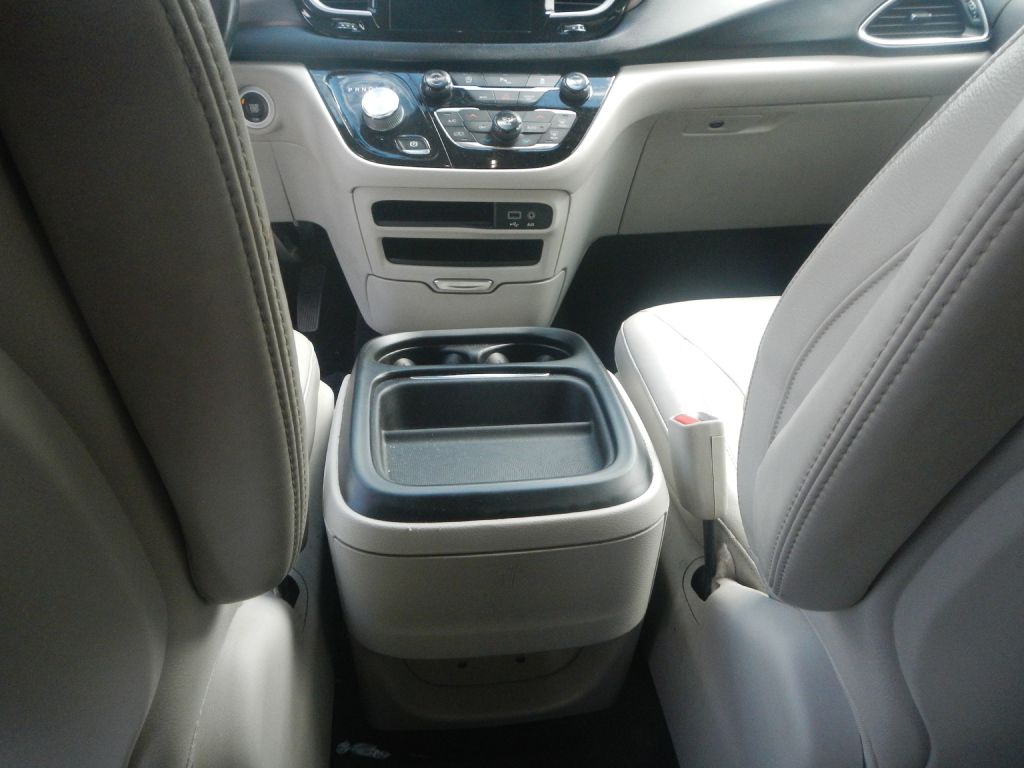 Photo 40 of this CHRYSLER PACIFICA