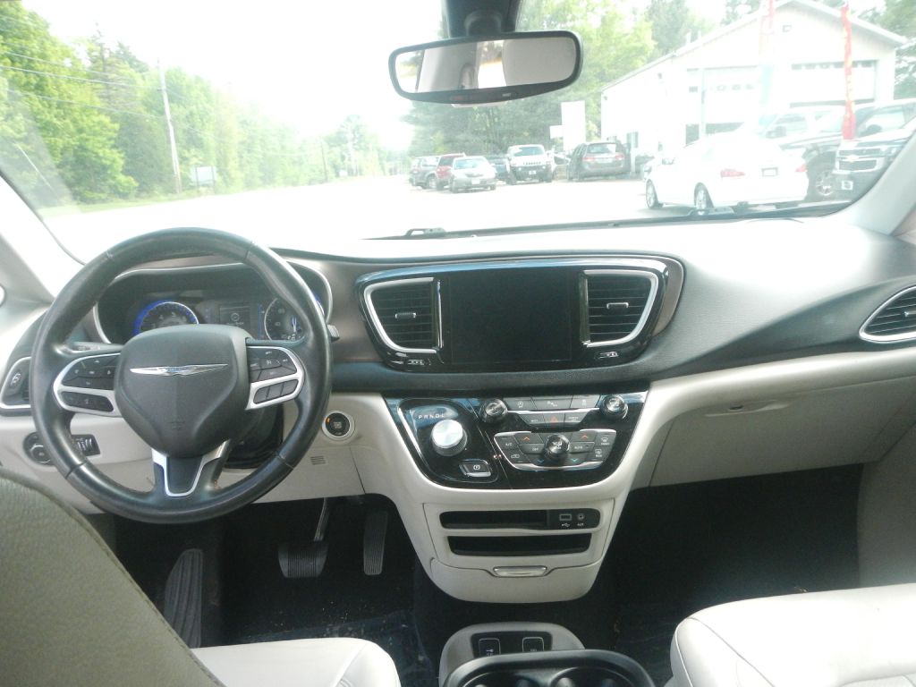 Photo 41 of this CHRYSLER PACIFICA